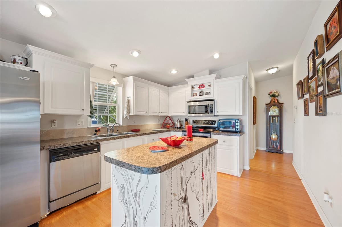 38 QUEEN OF WATERS STREET — photo 10 of 44