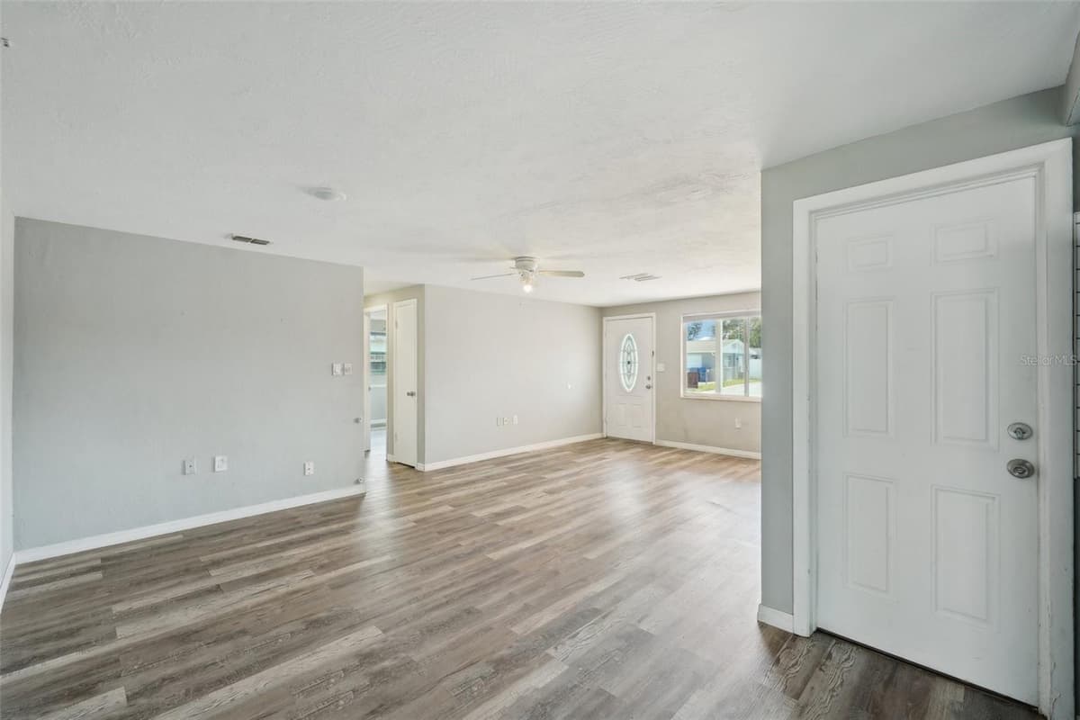 3207 COLDWELL DRIVE — photo 10 of 44