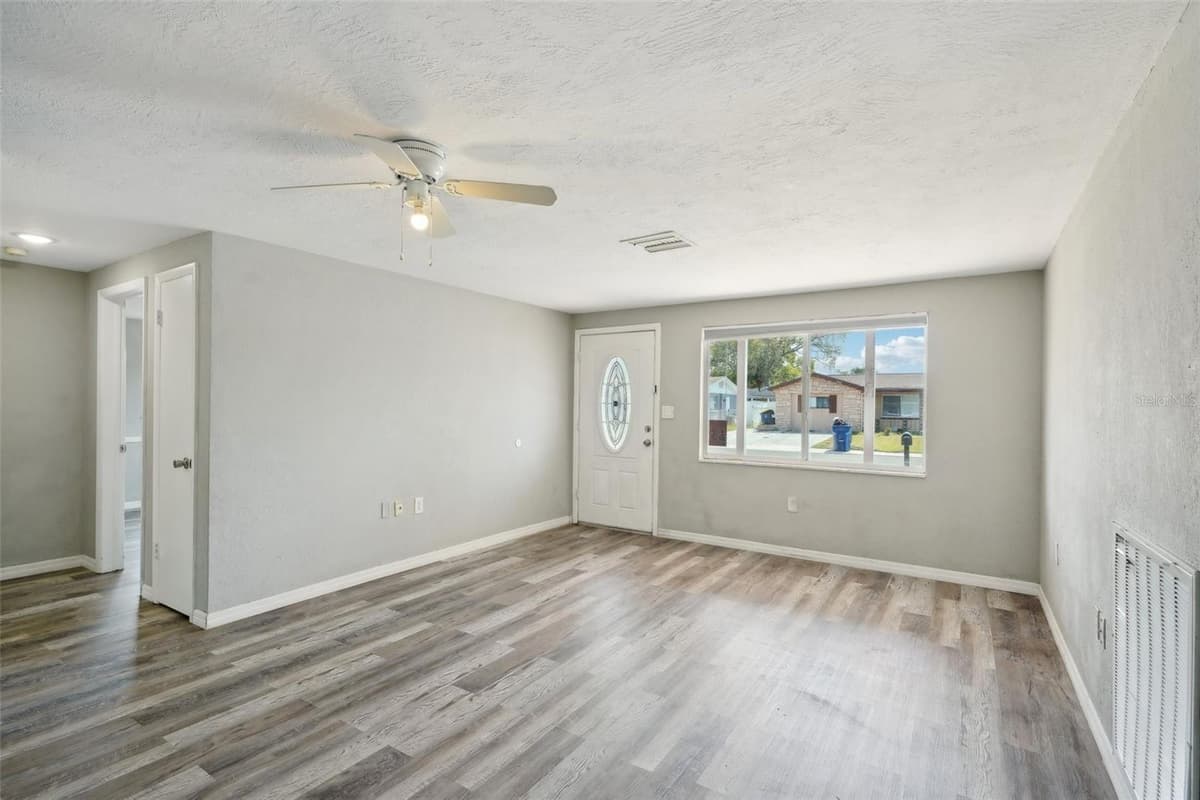 3207 COLDWELL DRIVE — photo 9 of 44