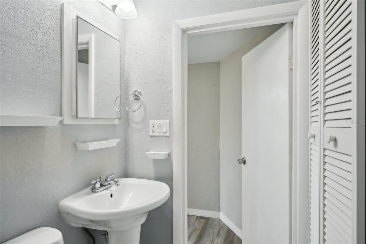 3207 COLDWELL DRIVE — photo 38 of 44