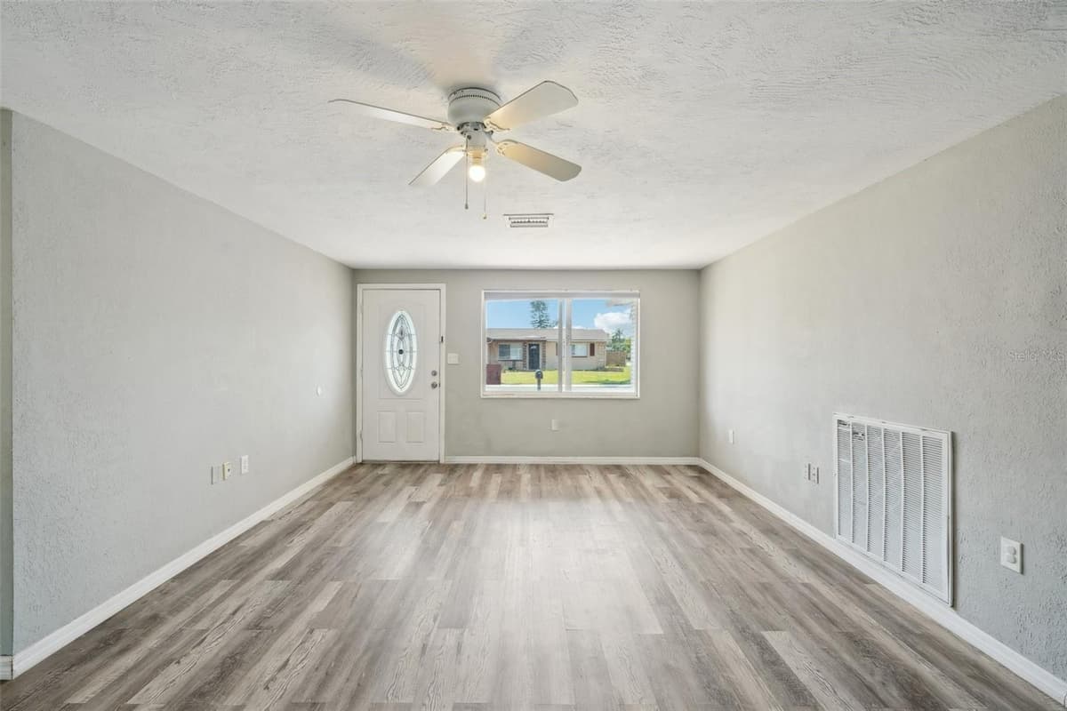 3207 COLDWELL DRIVE — photo 8 of 44