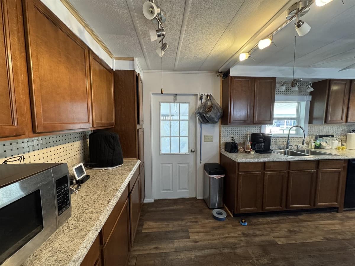 8689 BREEZE HILL DRIVE — photo 17 of 37