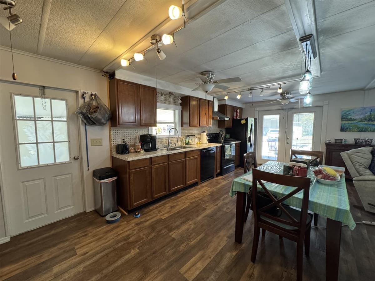 8689 BREEZE HILL DRIVE — photo 18 of 37