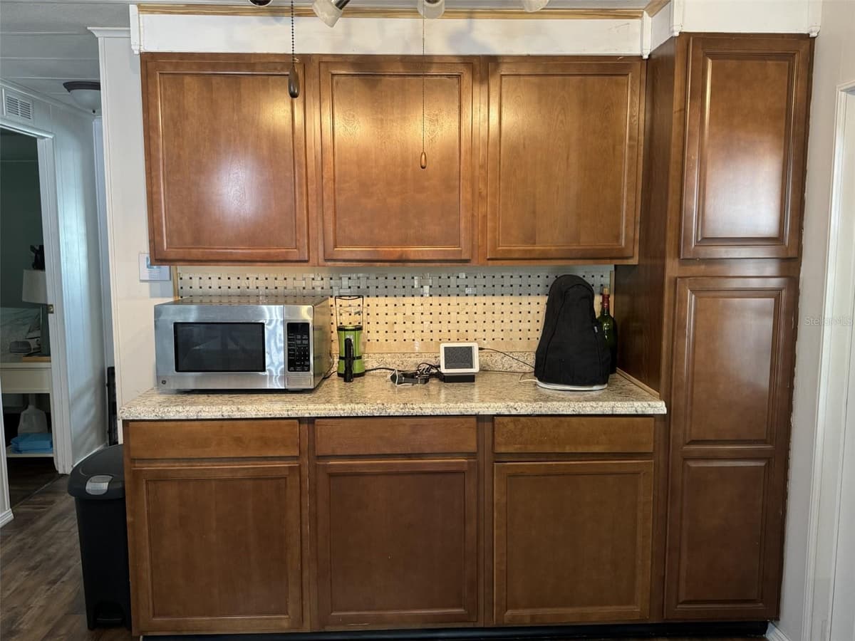 8689 BREEZE HILL DRIVE — photo 16 of 37