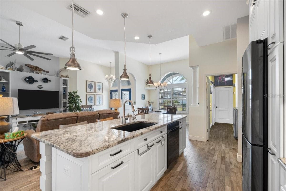 1091 ROTONDA CIRCLE — photo 17 of 54