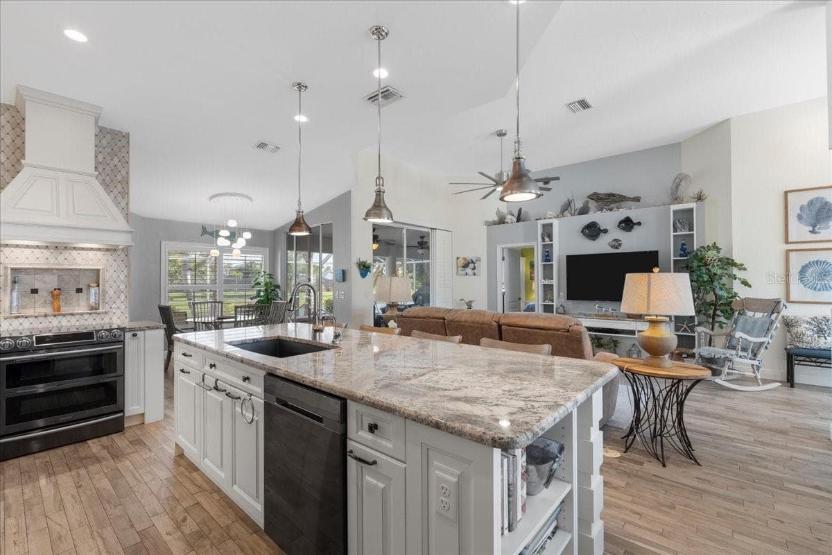 1091 ROTONDA CIRCLE — photo 14 of 54