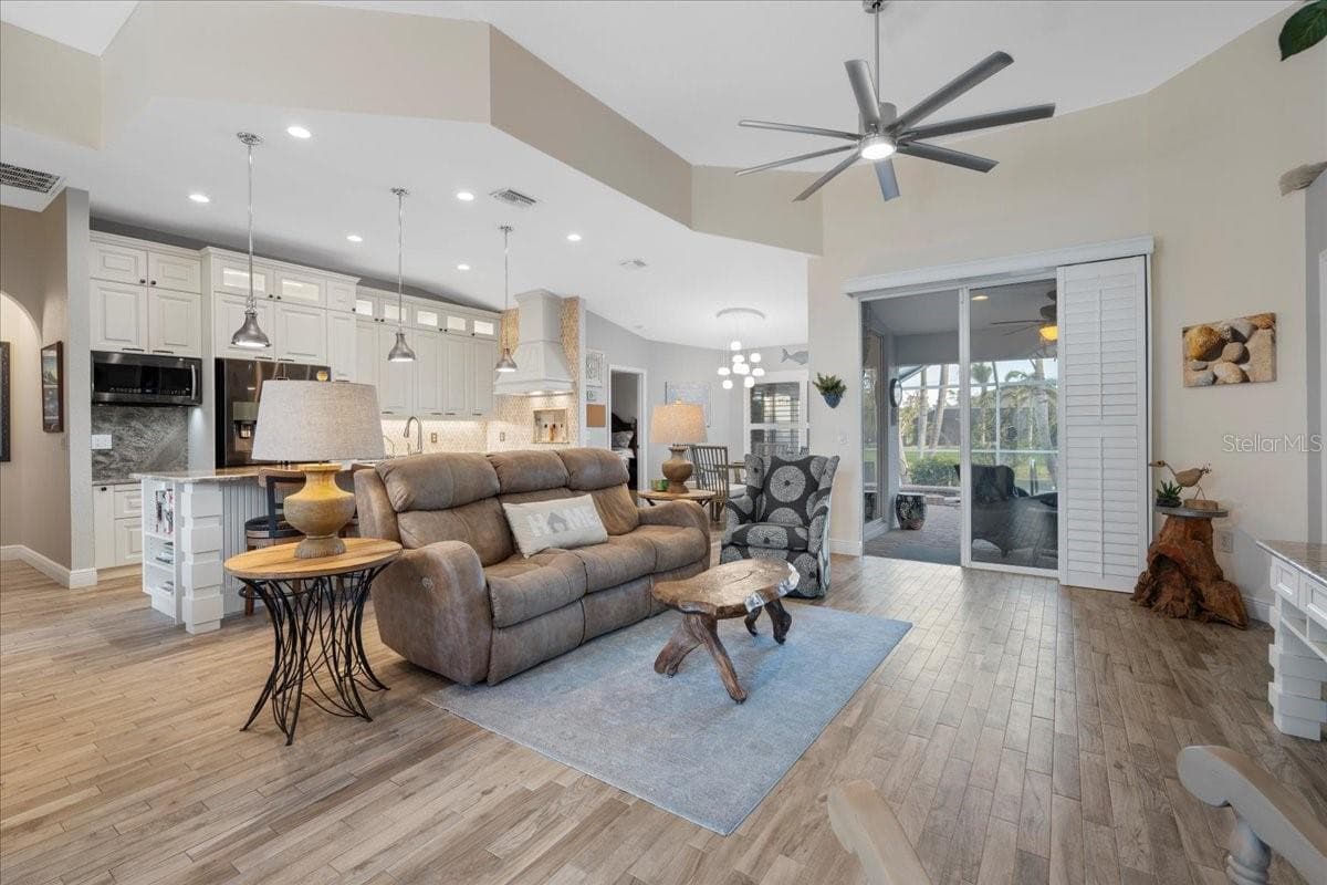 1091 ROTONDA CIRCLE — photo 11 of 54