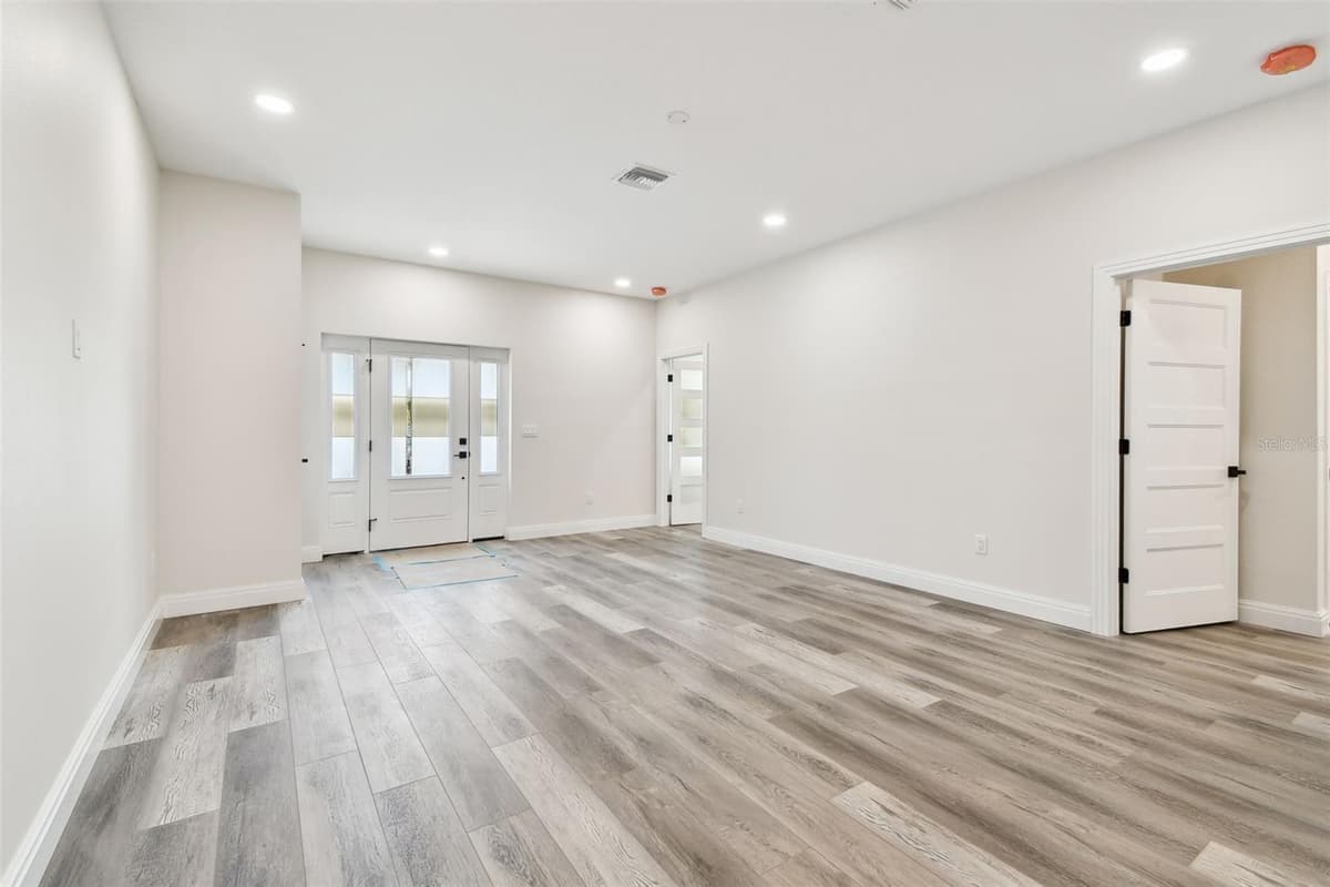 1045 JESSE AVENUE — photo 8 of 63