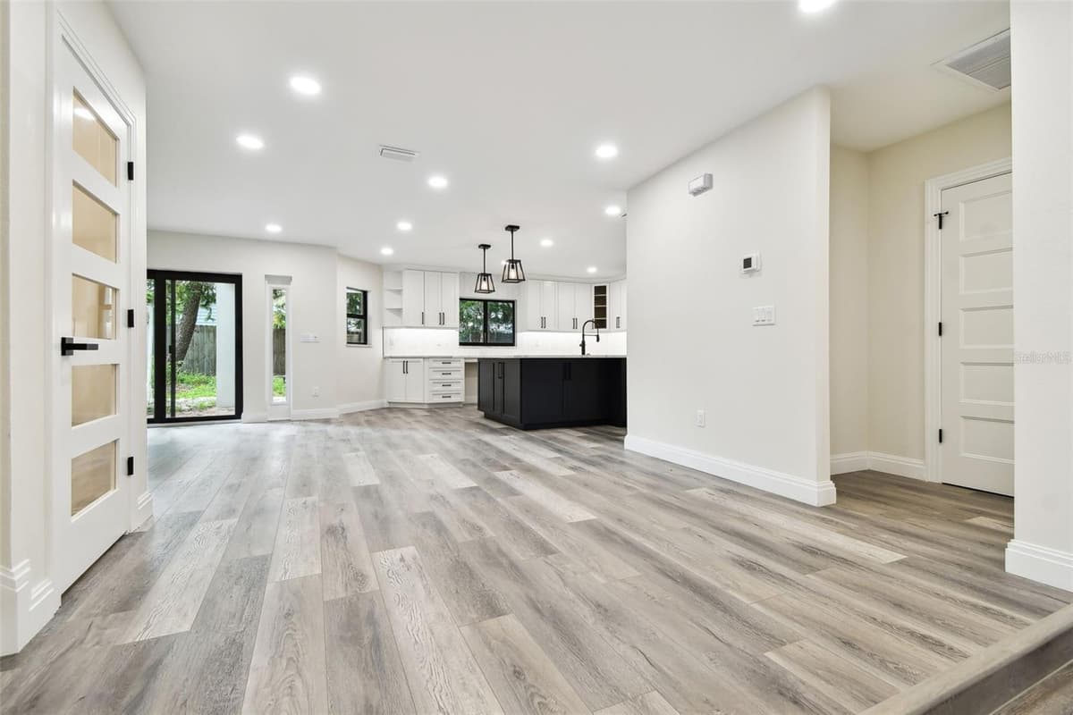 1045 JESSE AVENUE — photo 10 of 63