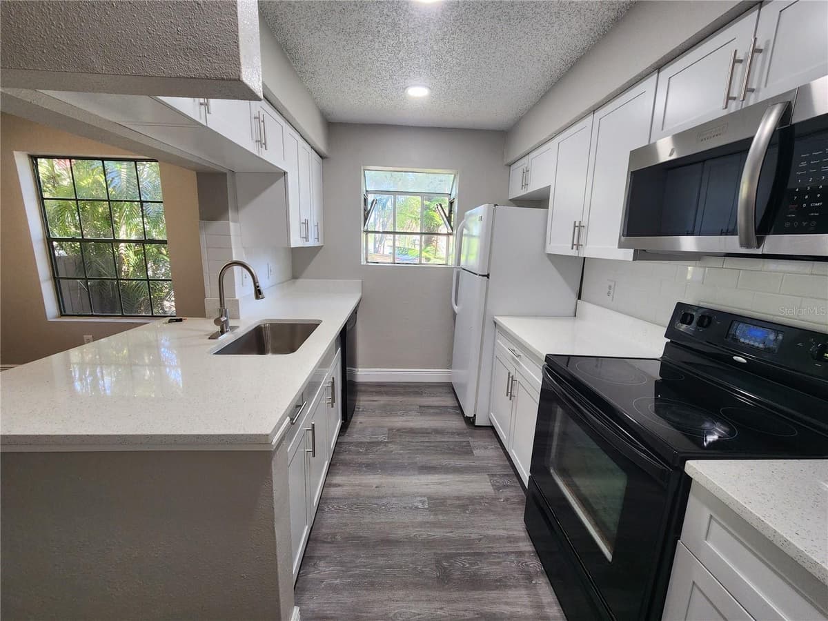 200 AFTON SQUARE — photo 4 of 42
