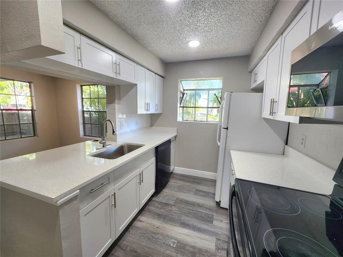 200 AFTON SQUARE — photo 6 of 42