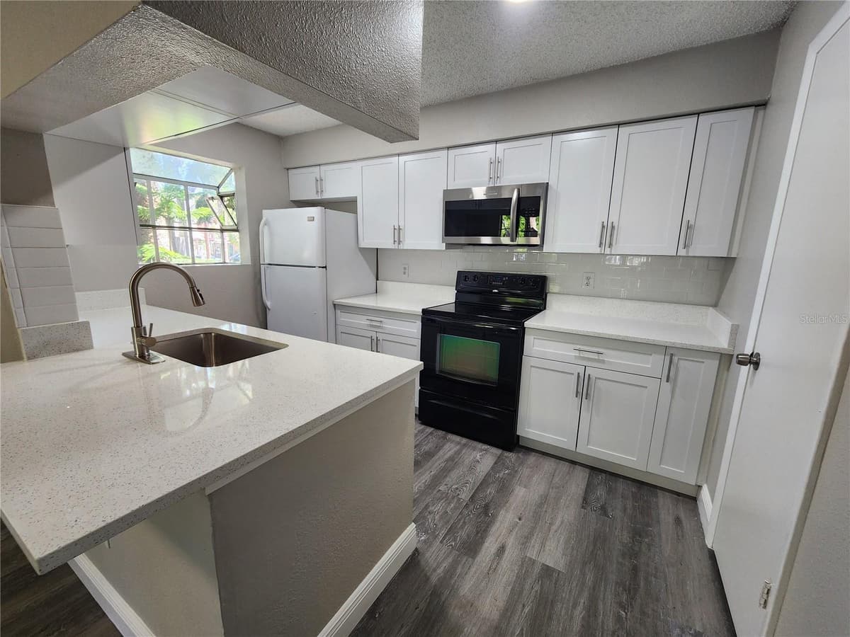 200 AFTON SQUARE — photo 3 of 42