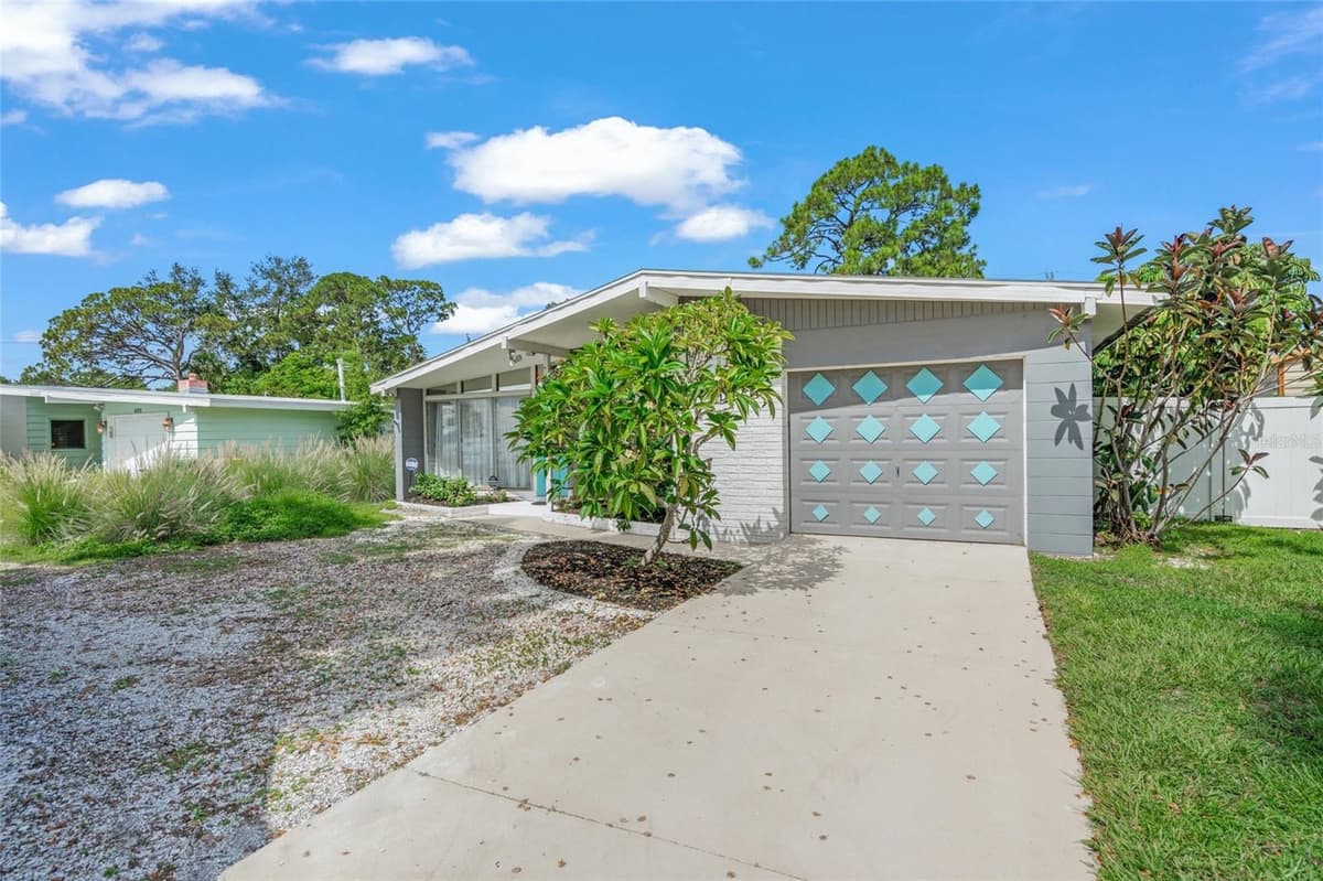 4801 SARASOTA AVENUE — photo 2 of 34