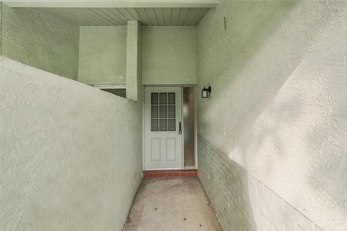 2529 LANCASTER DRIVE — photo 2 of 57