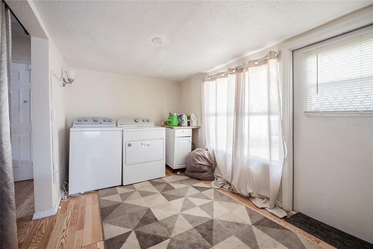 1048 ROSELLE AVENUE — photo 13 of 33