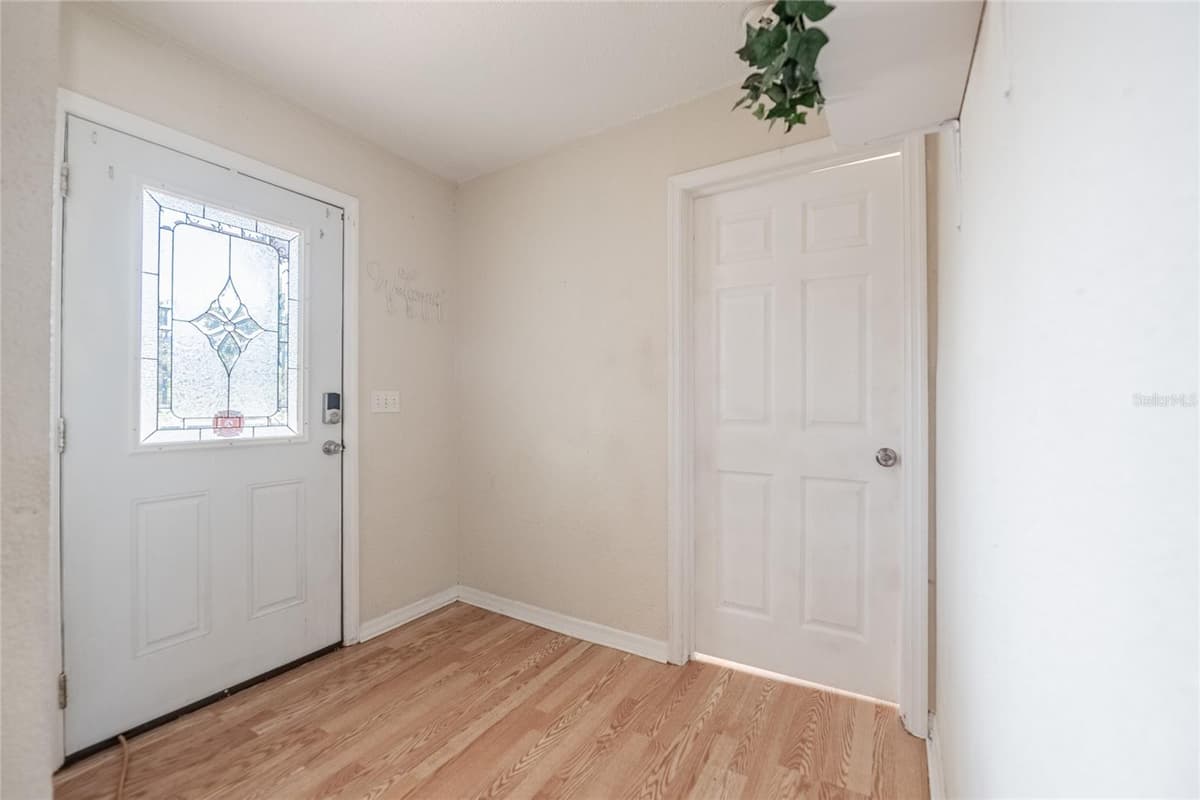 1048 ROSELLE AVENUE — photo 8 of 33