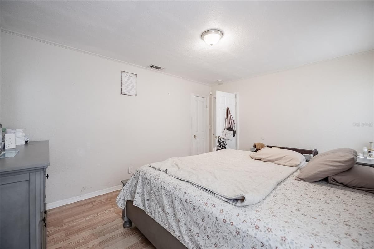 1048 ROSELLE AVENUE — photo 19 of 33