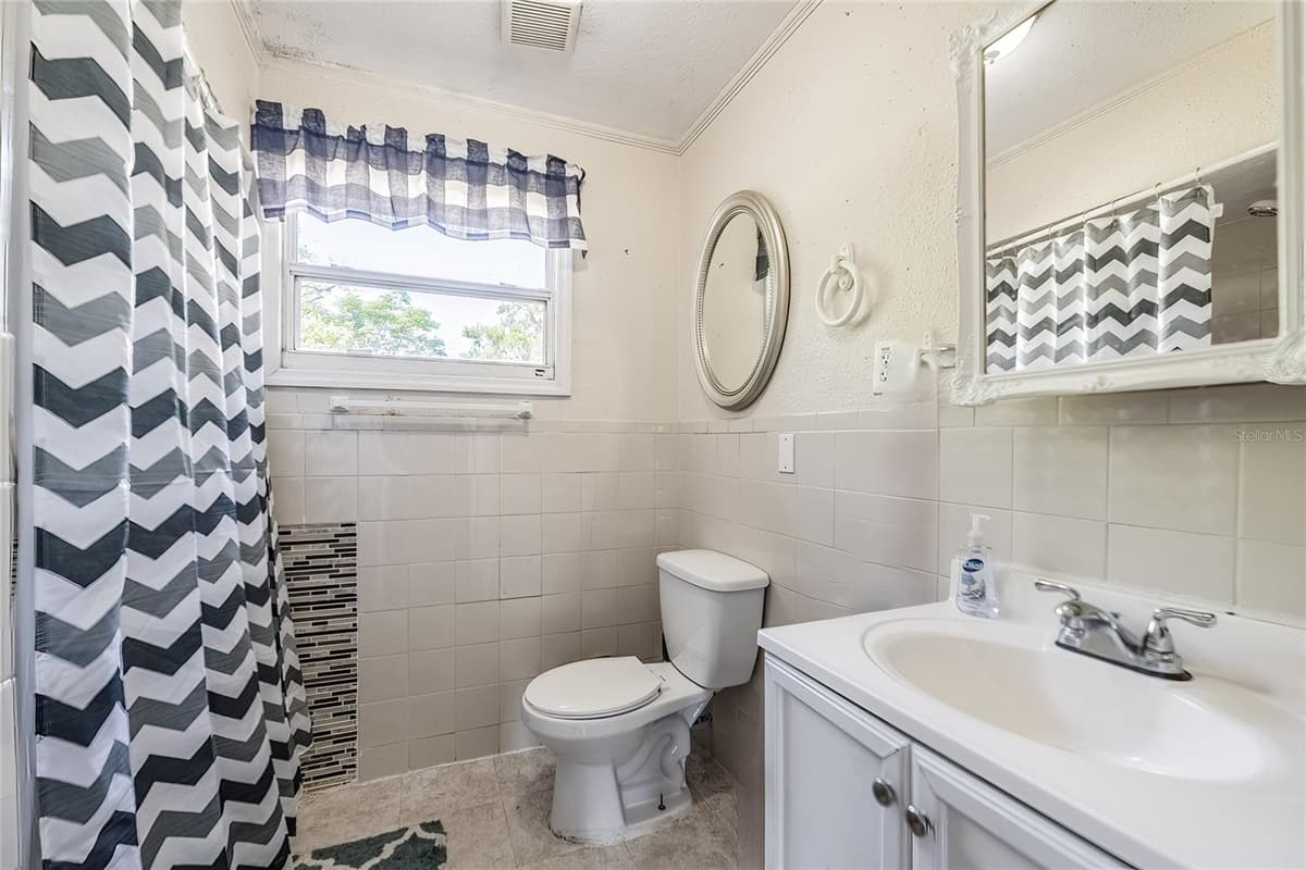 1048 ROSELLE AVENUE — photo 11 of 33