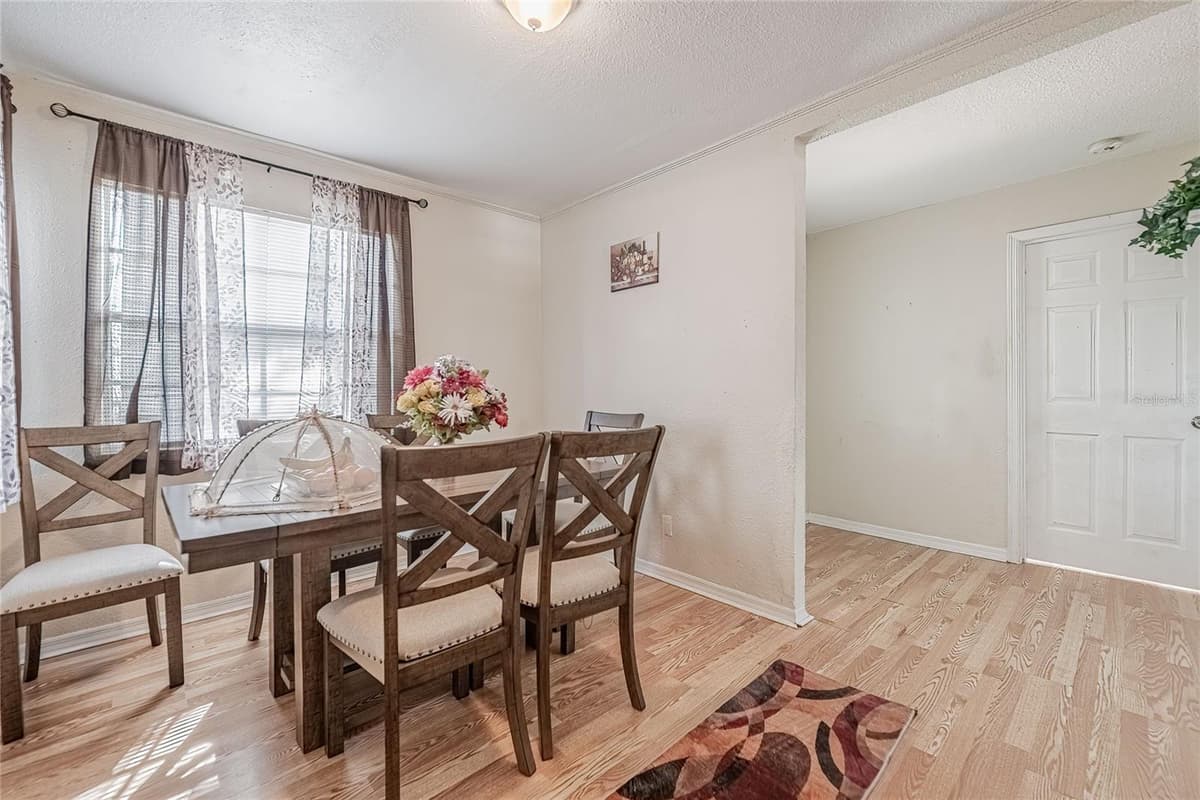 1048 ROSELLE AVENUE — photo 3 of 33