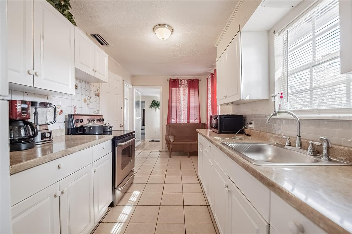 1048 ROSELLE AVENUE — photo 4 of 33
