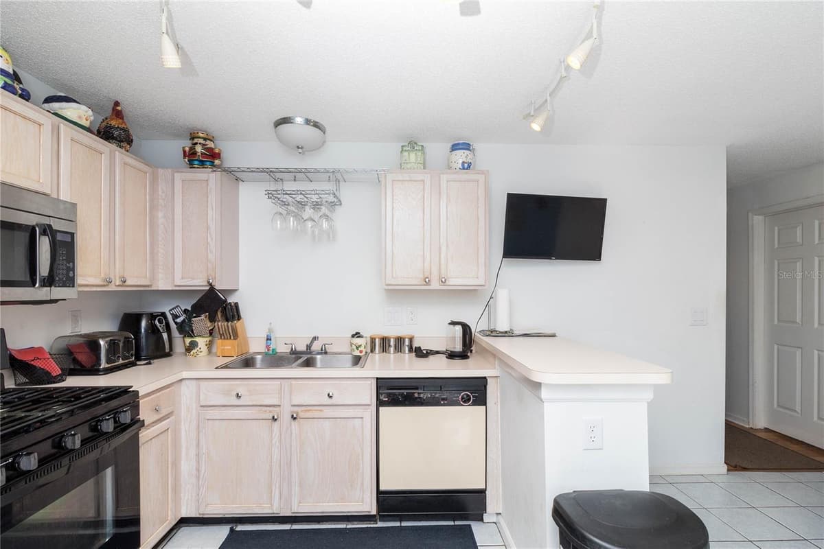 720 BELVOIR DRIVE — photo 11 of 38