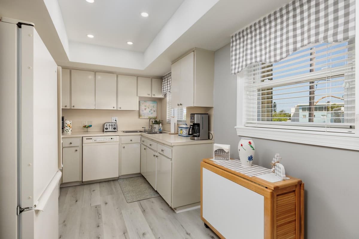 6161 GULF WINDS DRIVE — photo 8 of 39
