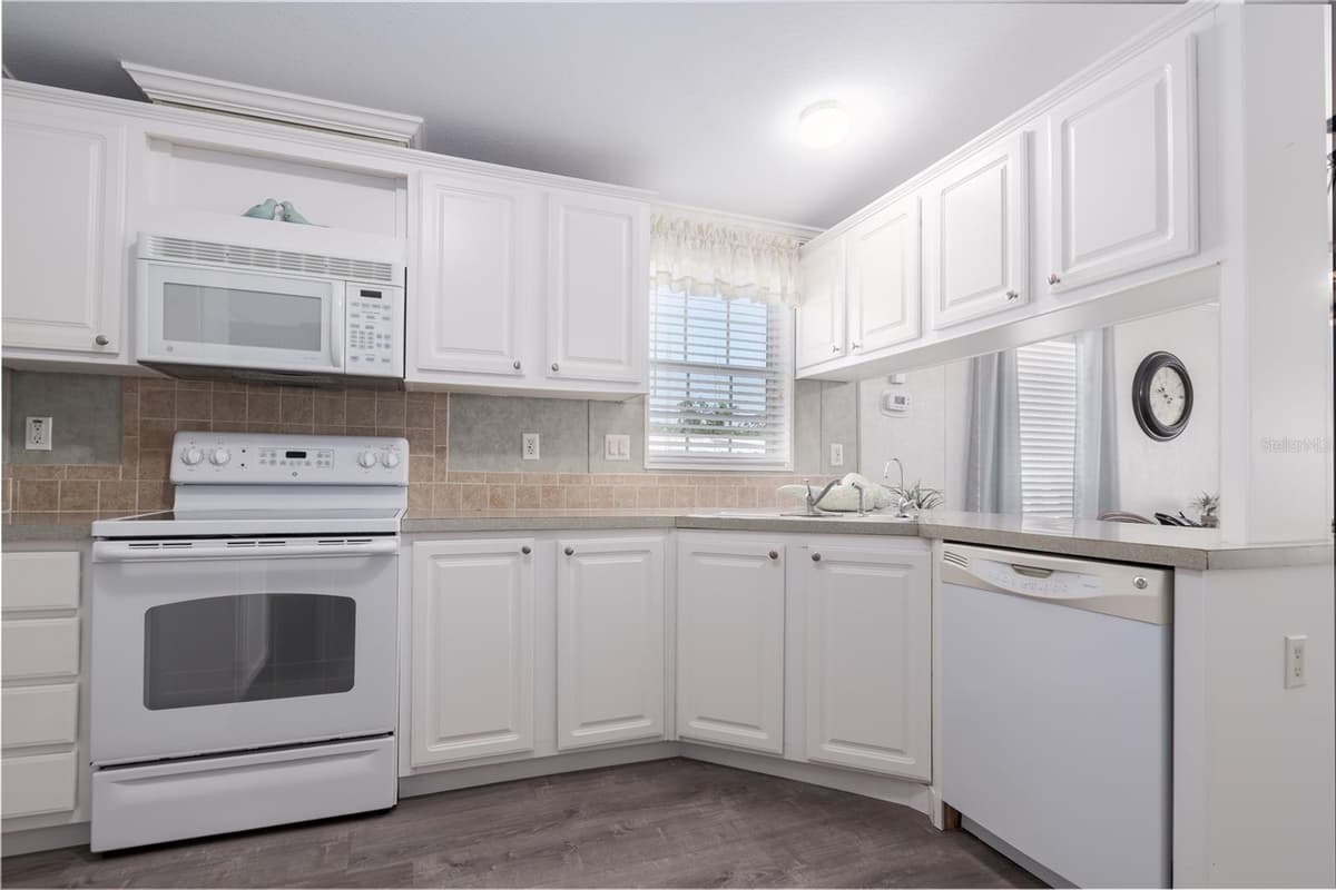 3309 BERNADETTE DRIVE — photo 9 of 18