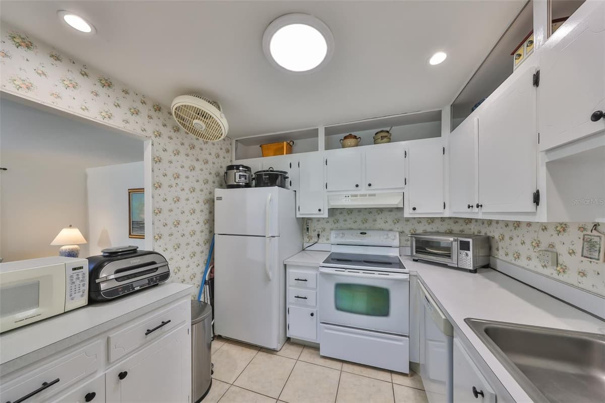 2202 CLUBHOUSE DRIVE — photo 15 of 58
