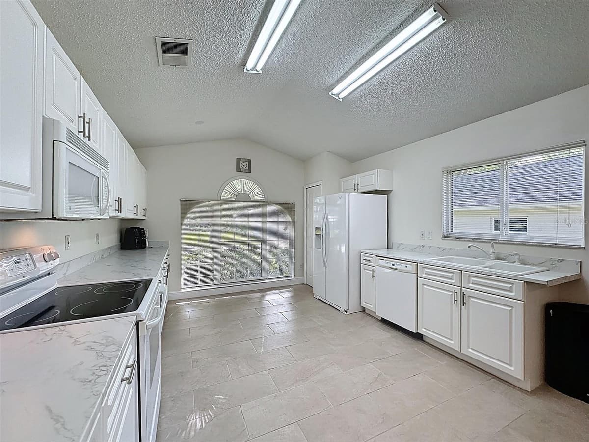 3684 EVERSHOLT STREET — photo 6 of 65