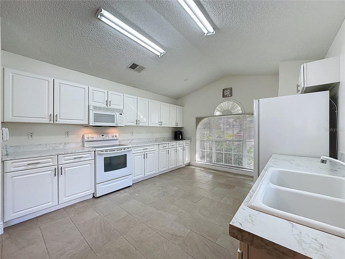 3684 EVERSHOLT STREET — photo 7 of 65