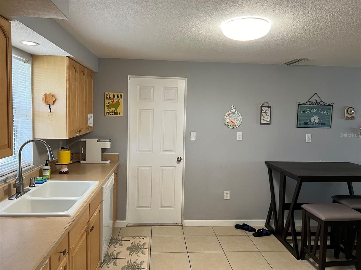 705 CRESTVIEW CIRCLE — photo 3 of 28