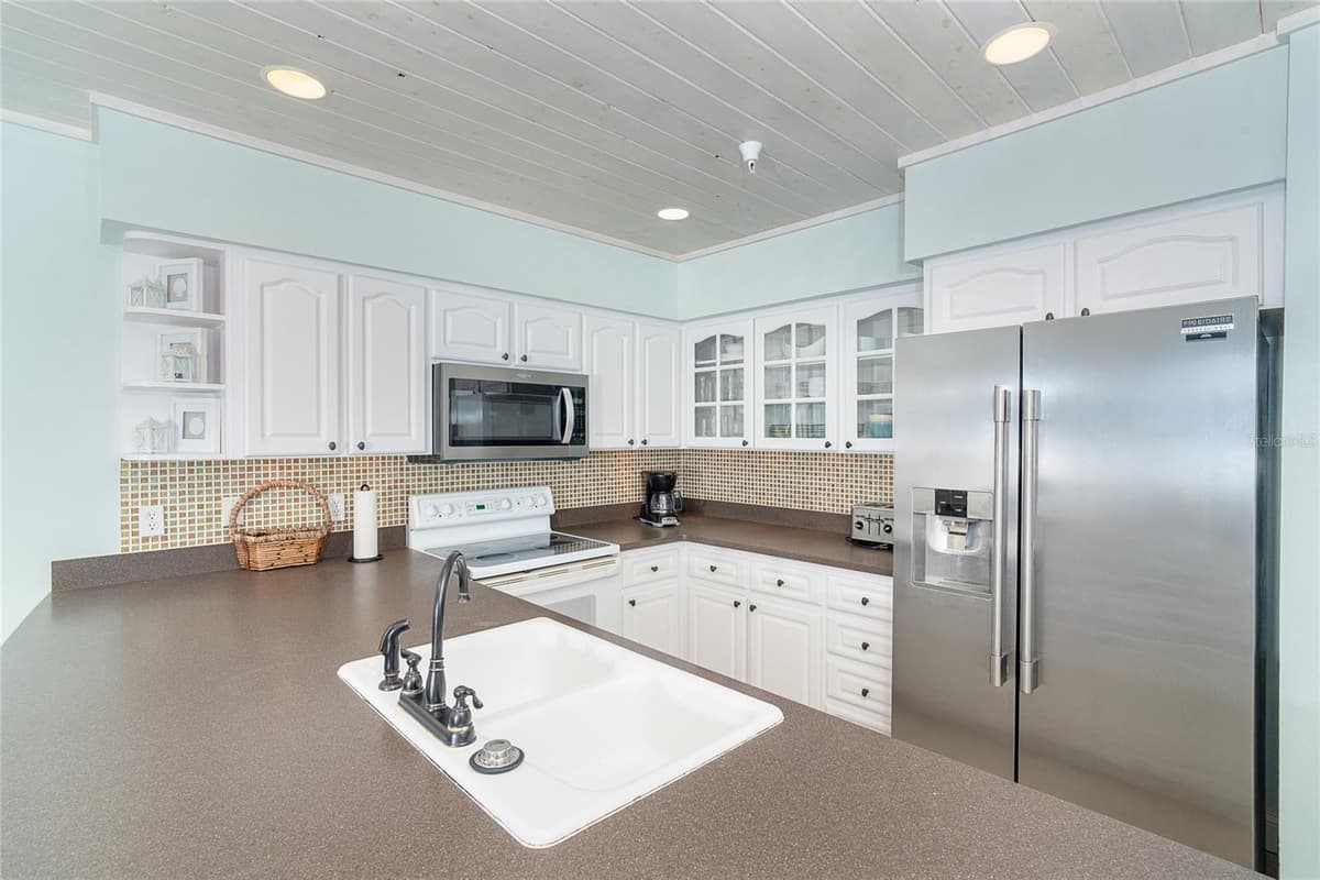 7536 PALM ISLAND DRIVE — photo 10 of 38