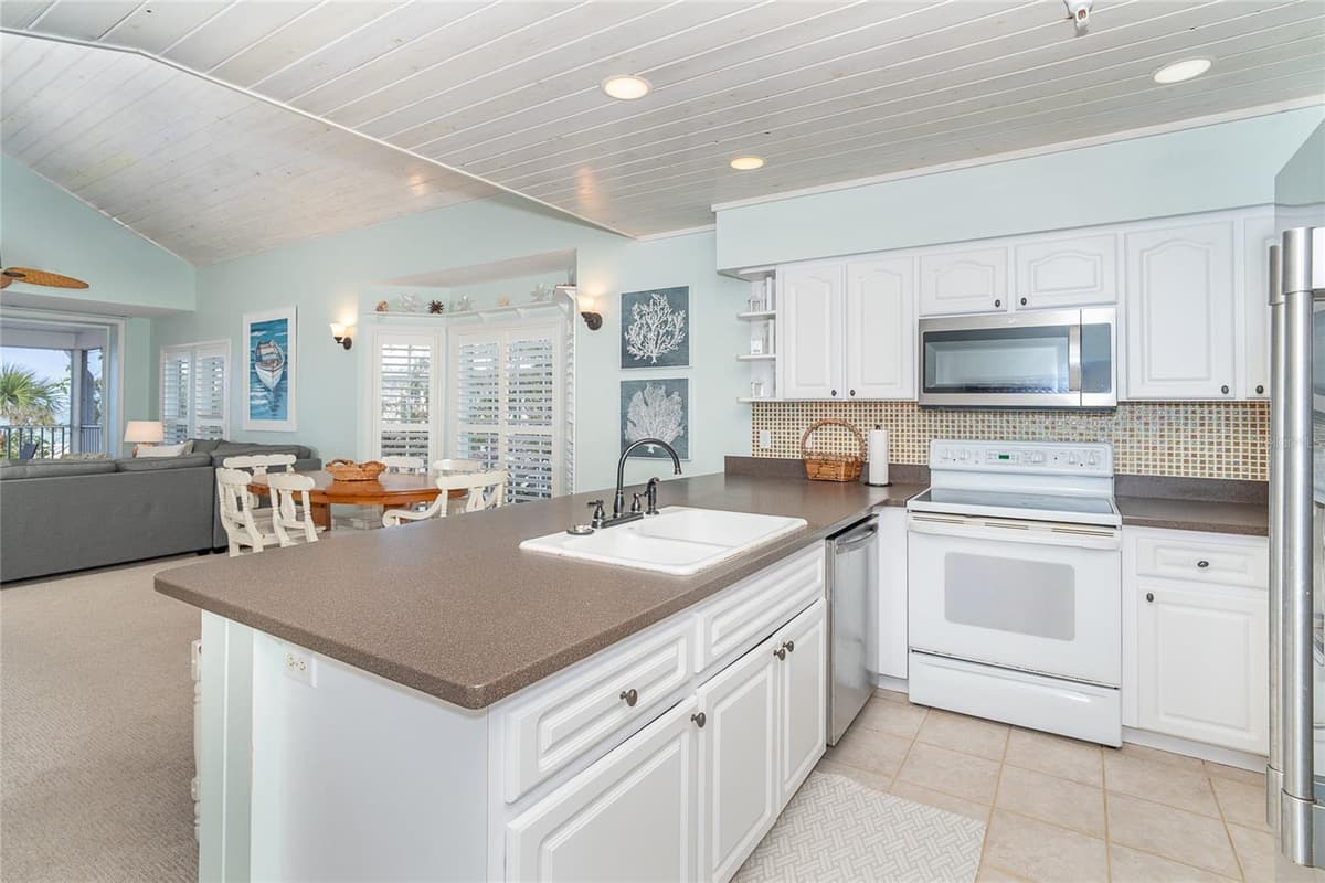 7536 PALM ISLAND DRIVE — photo 11 of 38