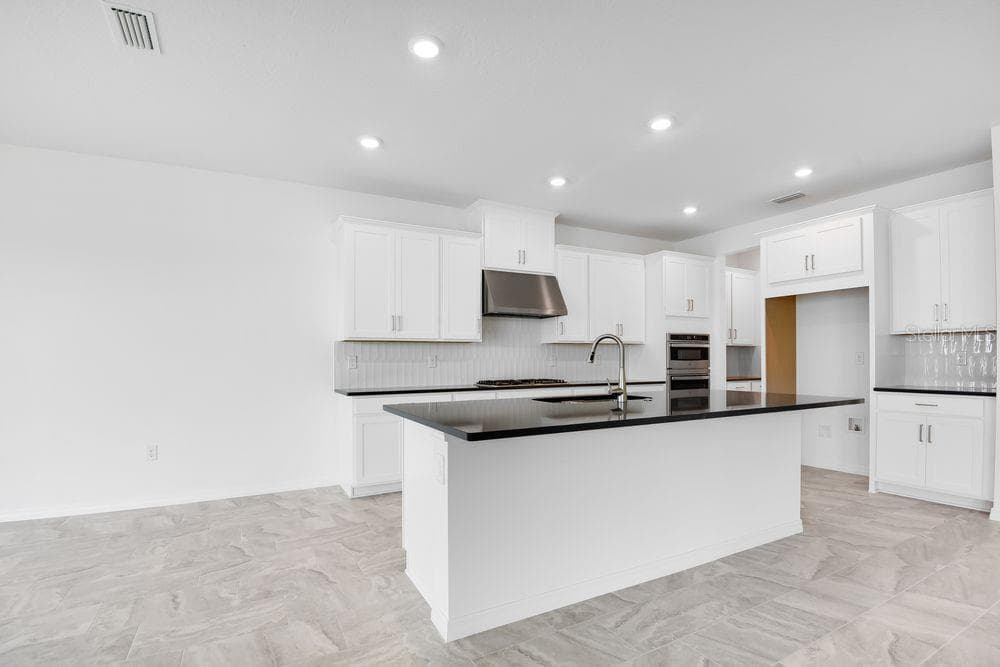 853 JUNONIA BOULEVARD — photo 3 of 40