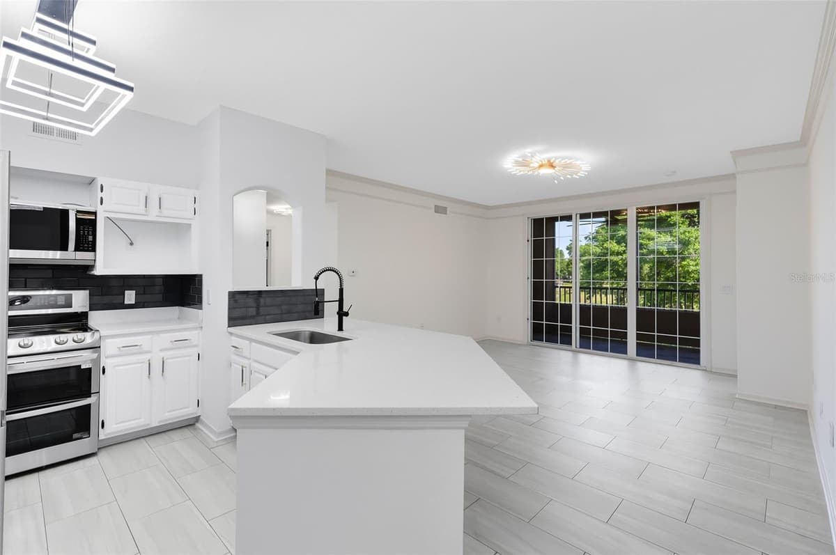 6685 QUEENS BOROUGH AVENUE — photo 8 of 35