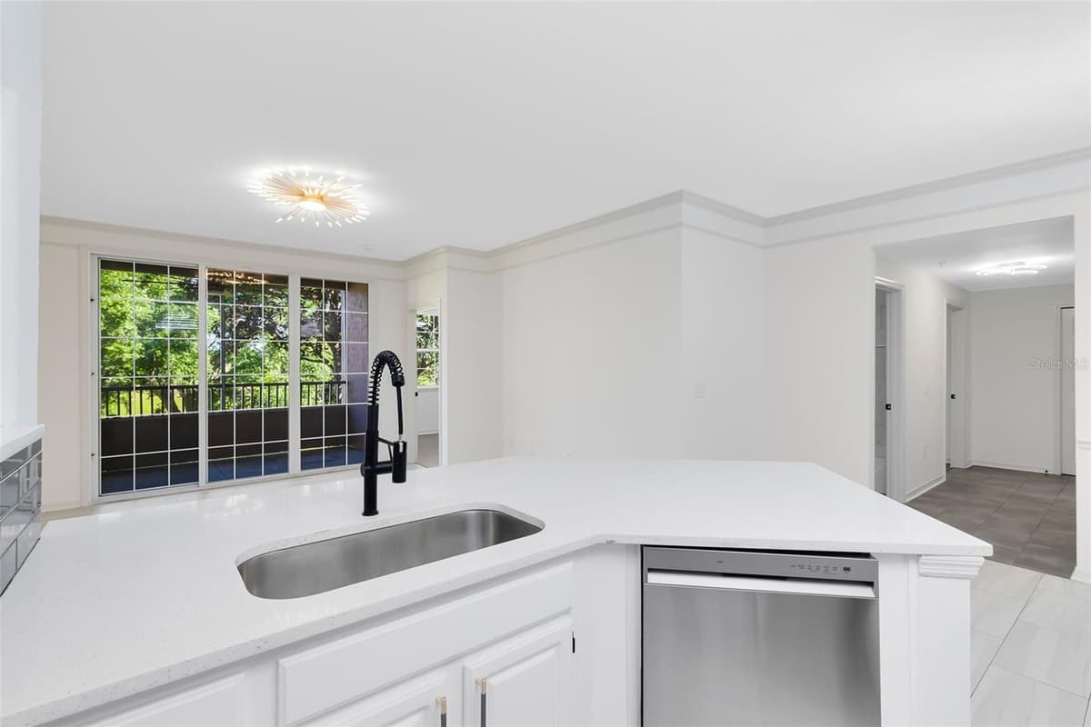 6685 QUEENS BOROUGH AVENUE — photo 10 of 35