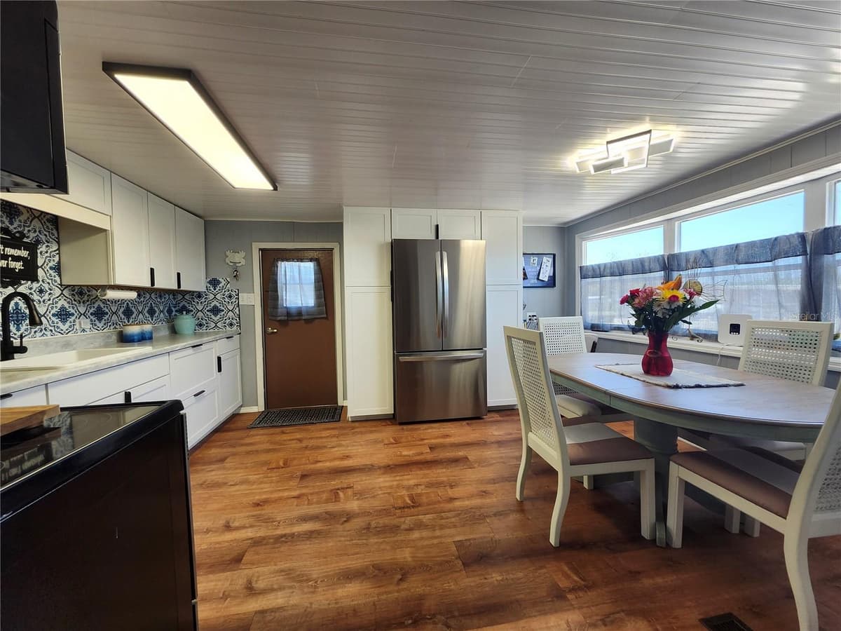 1252 KINGFISHER DRIVE — photo 6 of 32