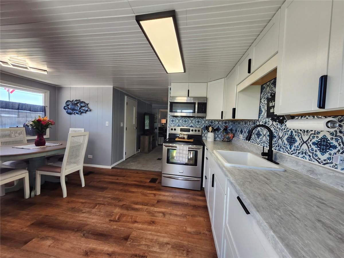 1252 KINGFISHER DRIVE — photo 7 of 32