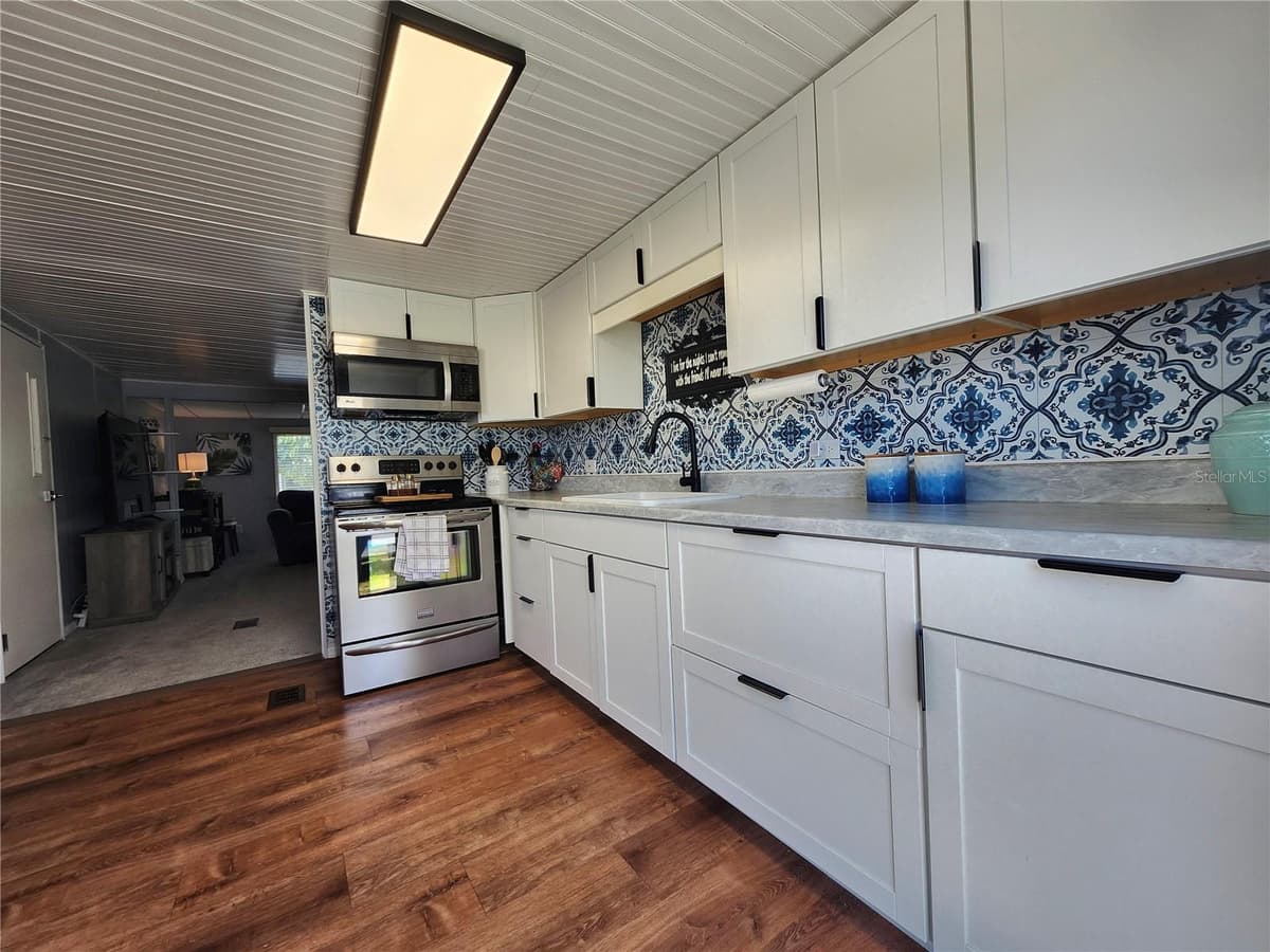 1252 KINGFISHER DRIVE — photo 8 of 32
