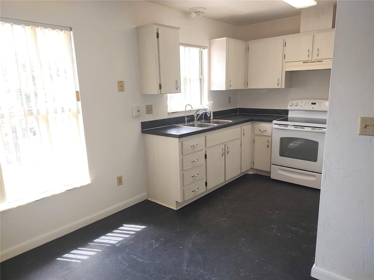 540 MATHIS AVENUE — photo 10 of 27