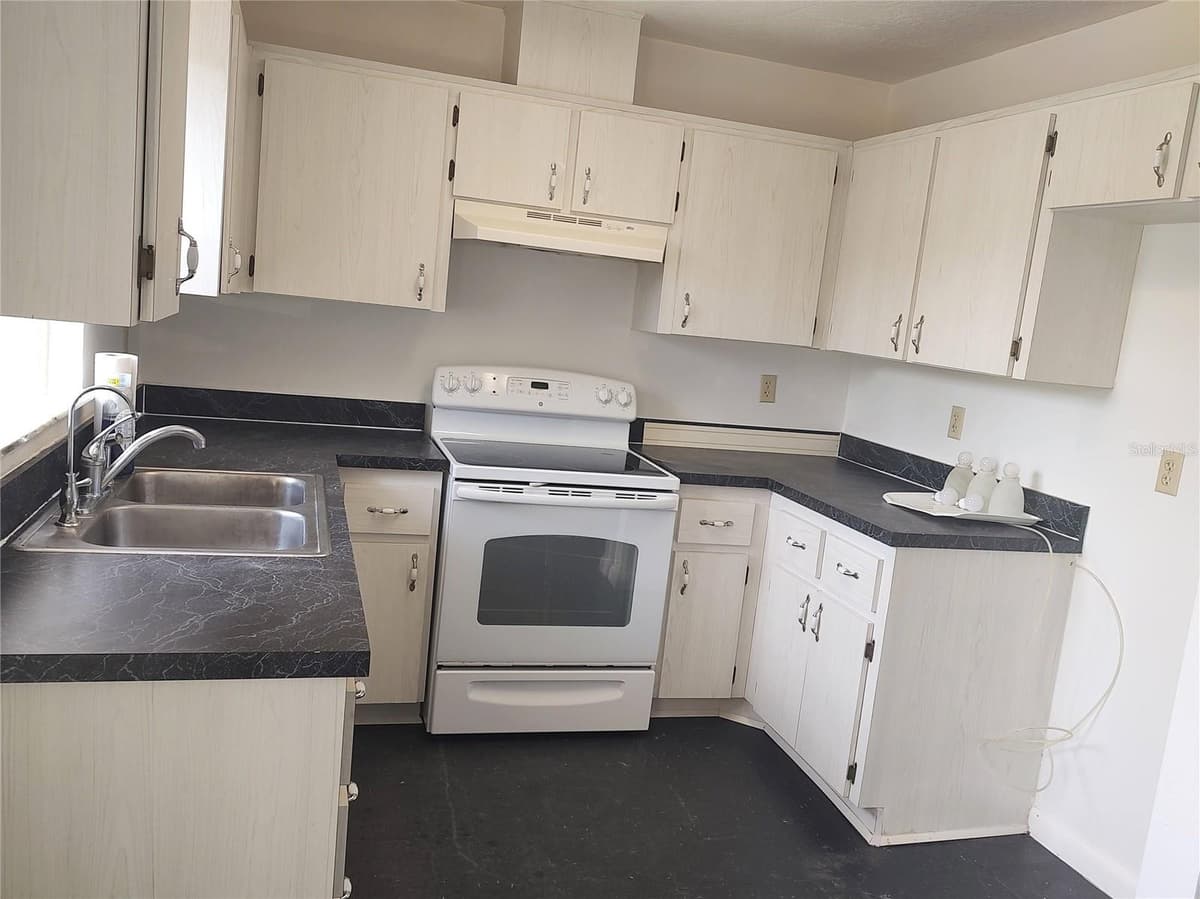 540 MATHIS AVENUE — photo 12 of 27