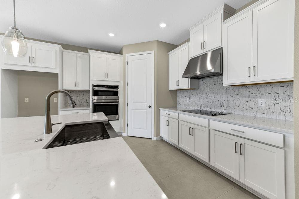 7052 FOXBORO WAY — photo 2 of 26