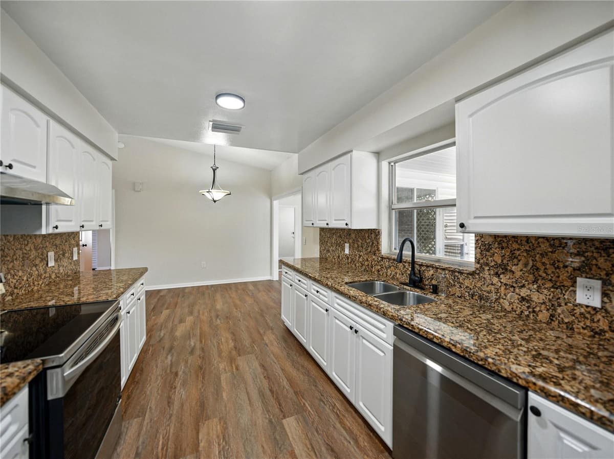 4965 GOLDENVIEW LANE — photo 9 of 55