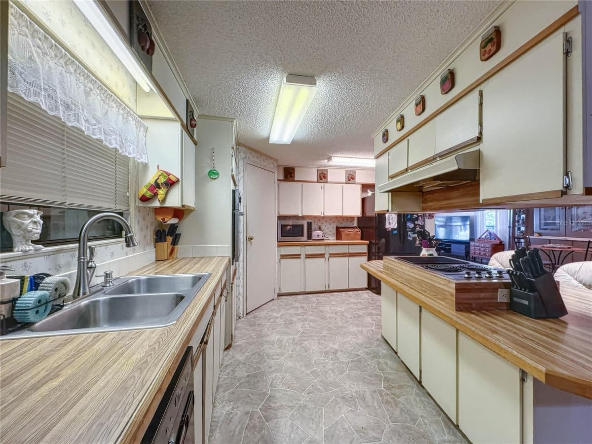 4202 ORCHID BOULEVARD — photo 17 of 46