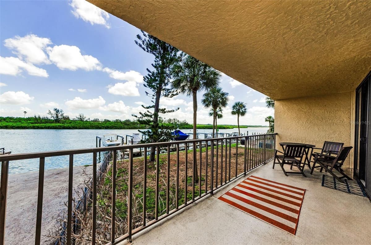 18201 GULF BOULEVARD — photo 3 of 36