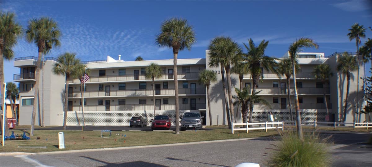 18201 GULF BOULEVARD — photo 2 of 36