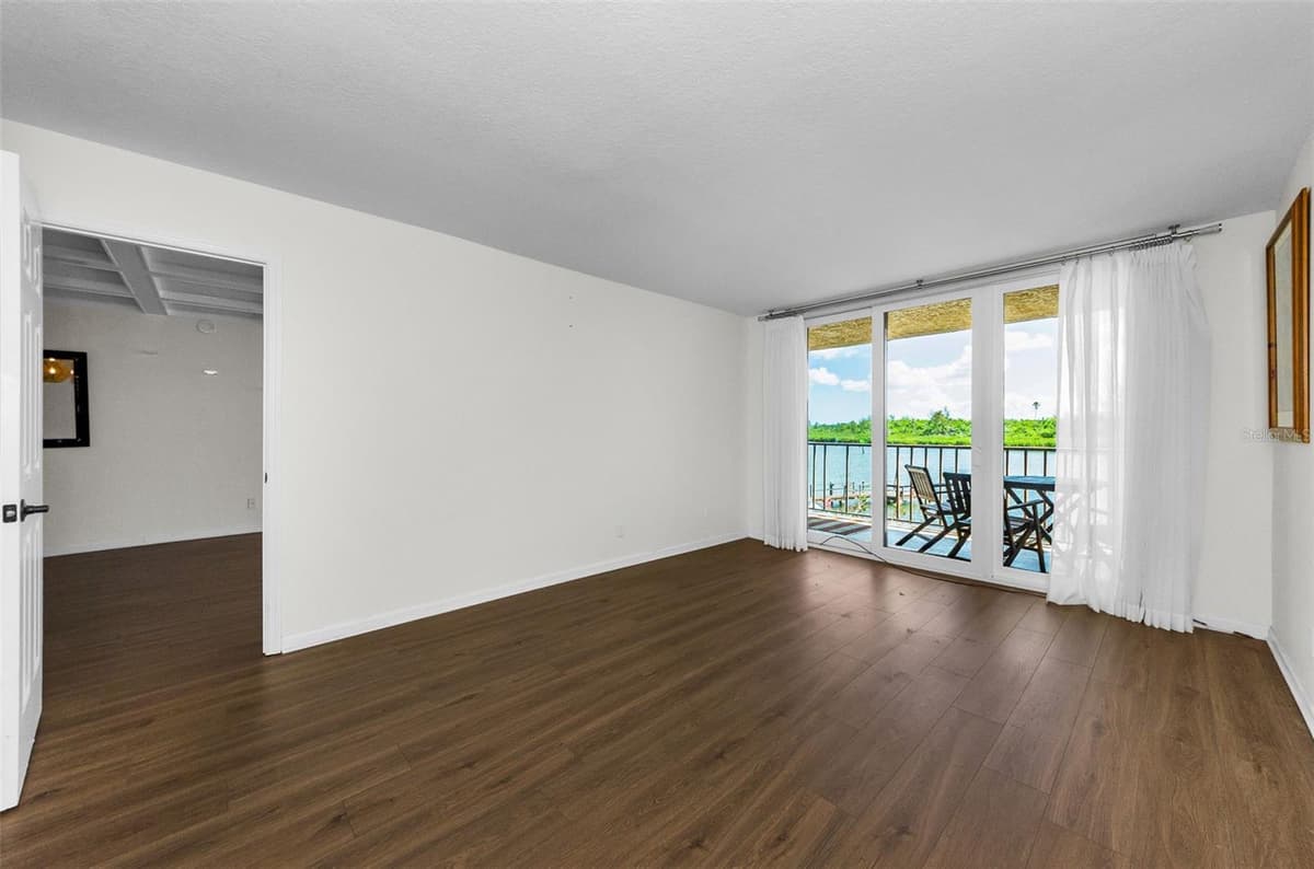 18201 GULF BOULEVARD — photo 10 of 36
