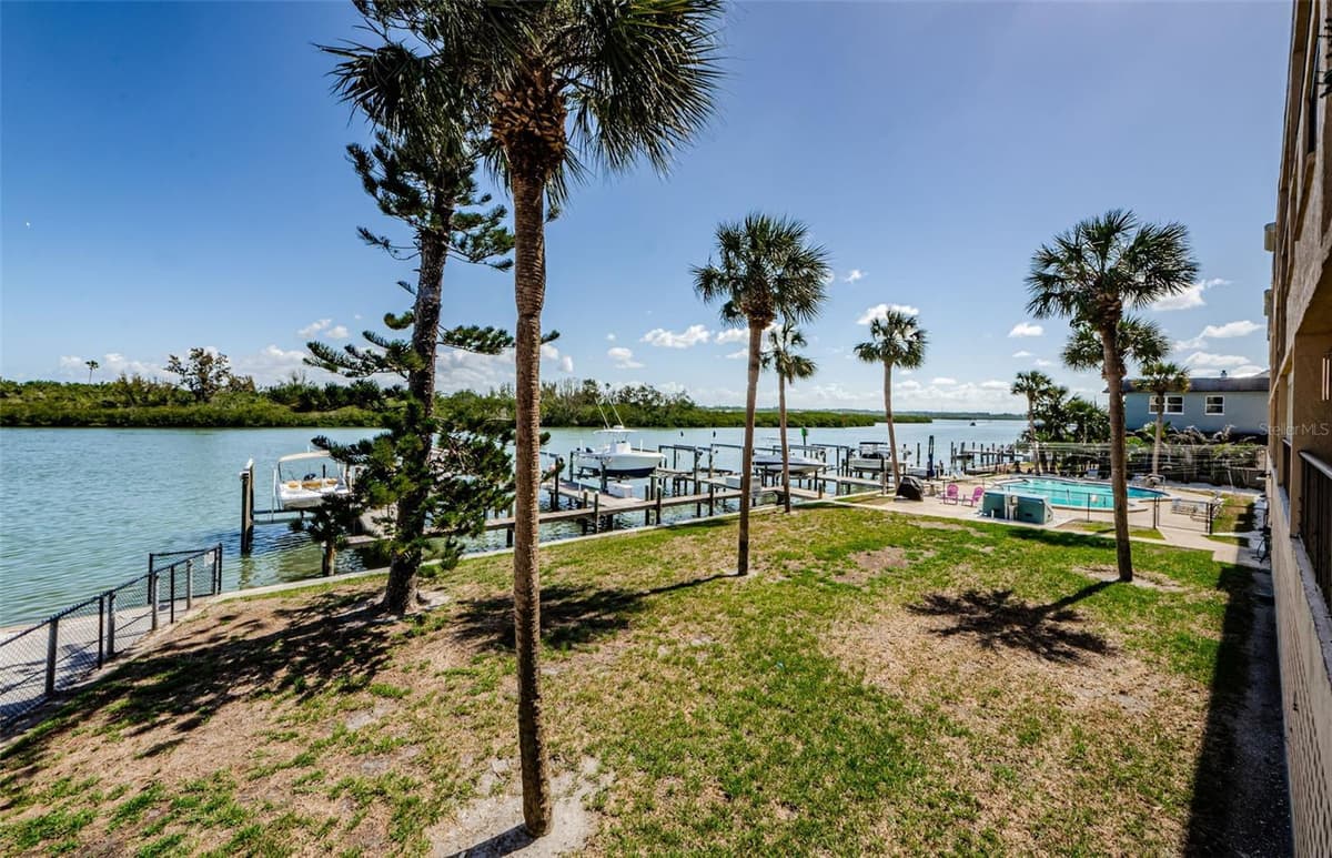 18201 GULF BOULEVARD — photo 17 of 36