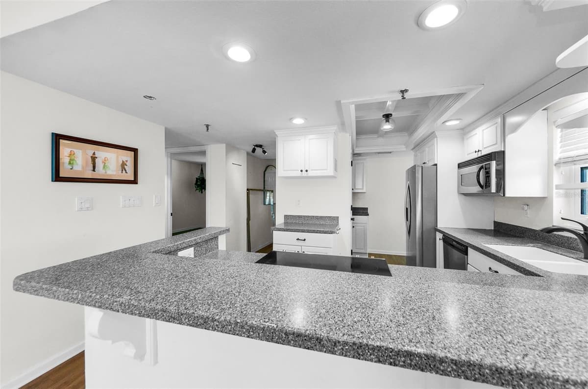 18201 GULF BOULEVARD — photo 8 of 36
