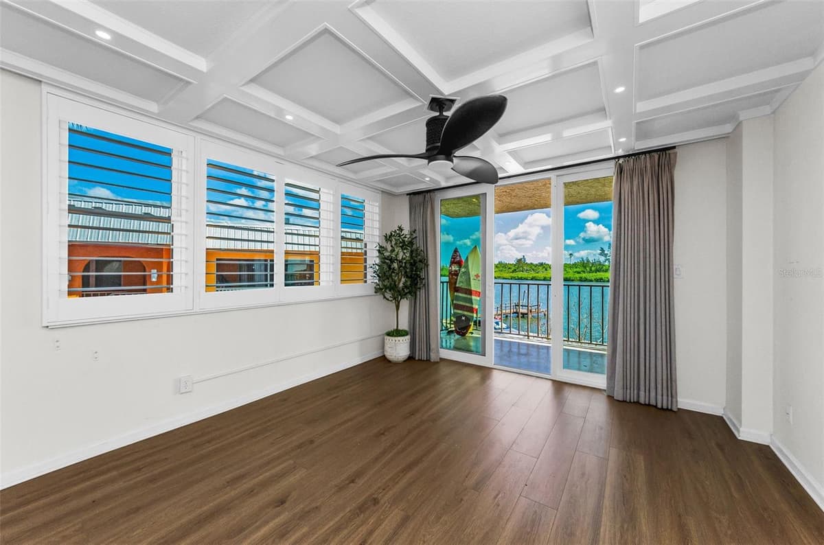18201 GULF BOULEVARD — photo 4 of 36